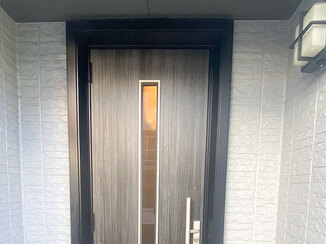 エクステリアリフォーム 木目シートで新品のように生まれ変わった玄関ドア