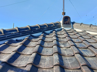 外壁・屋根リフォーム 将来に備え、きれいに塗り直した瓦の漆喰