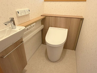 トイレリフォーム 内装も一新し、おしゃれな空間になったトイレ